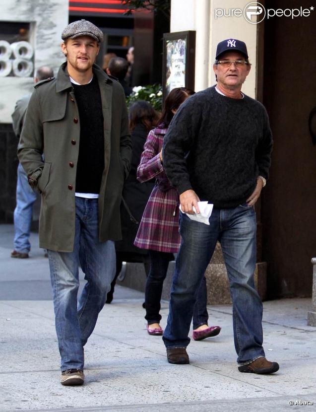 Kurt Russell et son fils Wyatt se promènent à New York après avoir déjeuné à Midtown, le 28 octobre 2009.