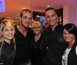 Jonathan et Sabrina ont pris le temps de poser avec les équipes du restaurant  Oh ! Sushi  et même avec quelques fans.