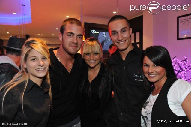 Jonathan et Sabrina ont pris le temps de poser avec les équipes du restaurant  Oh ! Sushi  et même avec quelques fans.