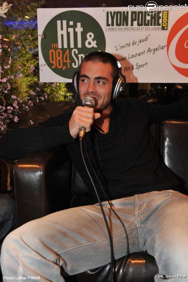 Jonathan, finaliste de  Secret Story 3 , s'est montré très disponible lors de son passage sur le plateau de Hit & Sport.