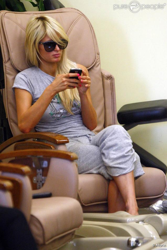 Paris Hilton se faisant faire une manucure-pédicure à Beverly Hills, le 29 octobre 2009
