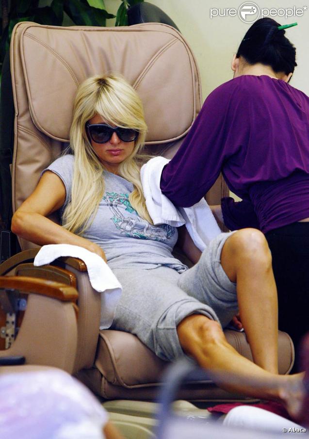 Paris Hilton se faisant faire une manucure-pédicure à Beverly Hills, le 29 octobre 2009