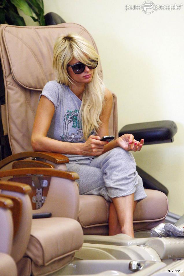 Paris Hilton se faisant faire une manucure-pédicure à Beverly Hills, le 29 octobre 2009