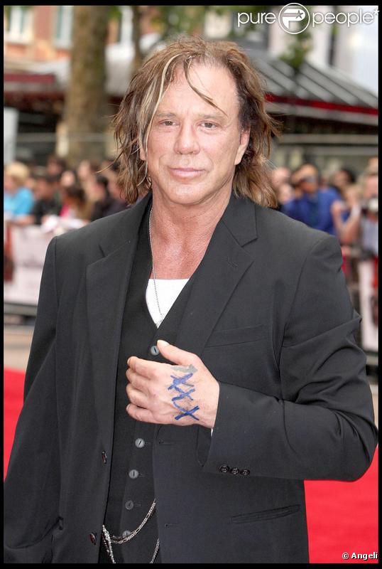 Mickey Rourke avec son look habituel