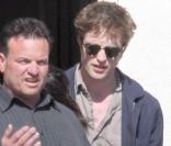 Robert Pattinson : il créé une émeute devant une pharmacie à Los Angeles, le 30 octobre 2009 !