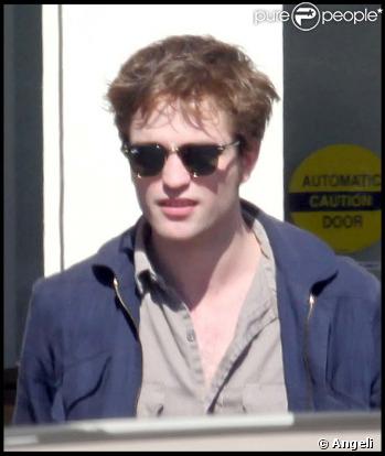Robert Pattinson : il créé une émeute devant une pharmacie à Los Angeles, le 30 octobre 2009 !