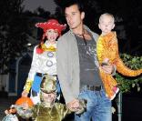 Gwen Stefani, Gavin Rossdale et leurs enfants pour Halloween (Los Angeles 31 octobre 2009)