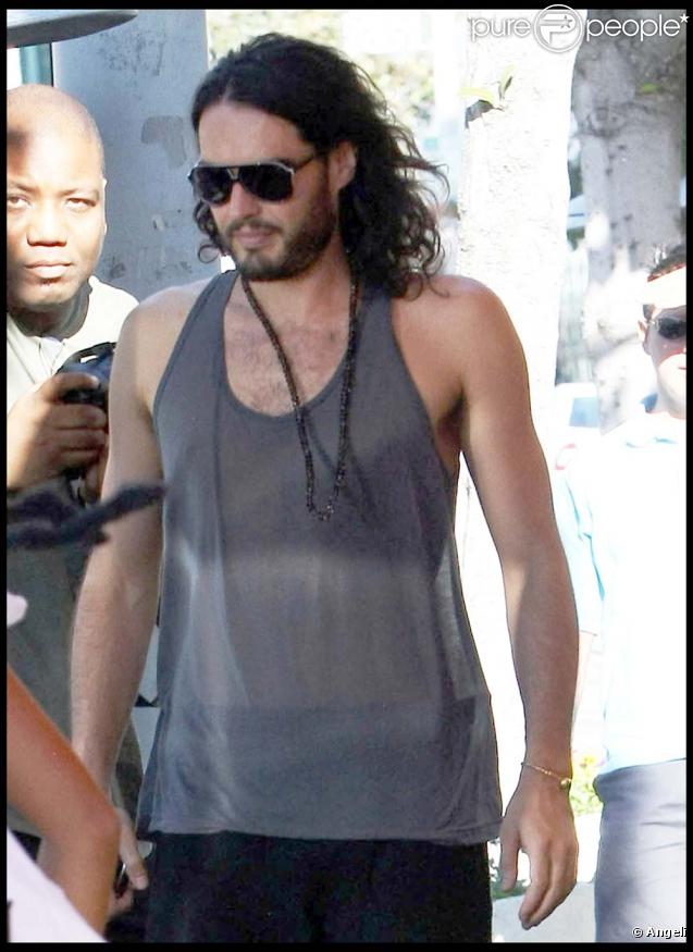 Russell Brand et son look destroy dans les rues de Los angeles le 31 octobre 2009.