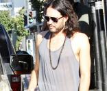 Russell Brand déguisé en... clochard pour Halloween ?