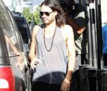 Russell Brand et son look destroy dans les rues de Los angeles le 31 octobre 2009.