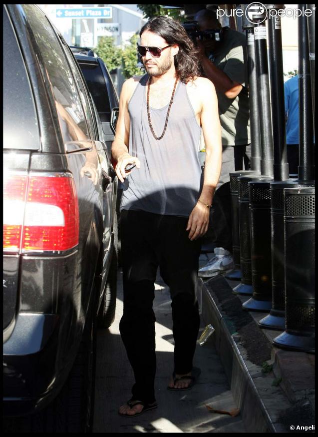 Russell Brand et son look destroy dans les rues de Los angeles le 31 octobre 2009.