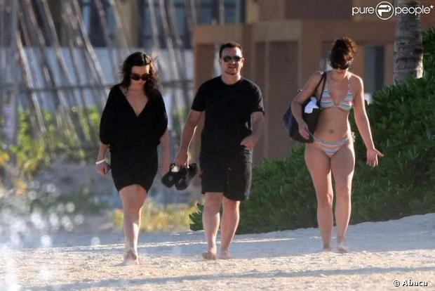 Bono en famille sur une plage de Cancun au Mexique, octobre 2009 !