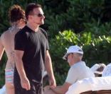 Bono en famille sur une plage de Cancun au Mexique, octobre 2009 !