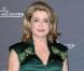 Catherine Deneuve et Carole Bouquet privent un ex-producteur TV de sa décoration !