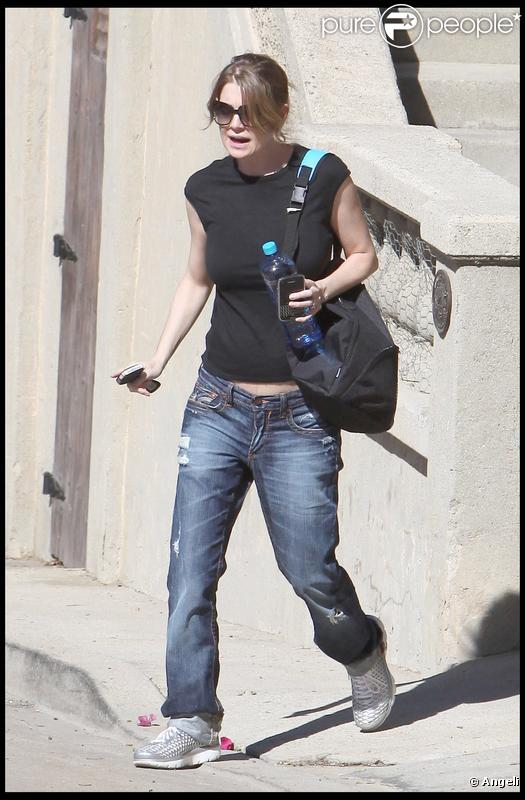 Ellen Pompeo sort de chez elle à Los Angeles le 2 novembre 2009