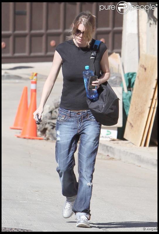 Ellen Pompeo sort de chez elle à Los Angeles le 2 novembre 2009