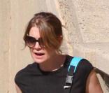 Ellen Pompeo sort de chez elle à Los Angeles le 2 novembre 2009. Côté look, c'est pas vraiment ça...