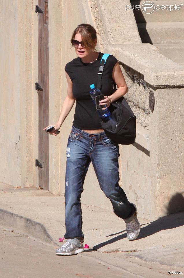 Ellen Pompeo sort de chez elle à Los Angeles le 2 novembre 2009. Côté look, c'est pas vraiment ça...