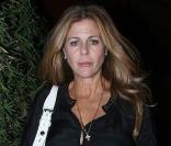 Rita Wilson - la femme de Tom Hanks -, à la sortie du restaurant Nobu, à Los Angeles, où ils ont dîné avec Steven Spielberg et sa femme Kate Capshaw, le 18 octobre 2009.