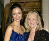 Georgina Chapman et sa mère lors du lancement de sa collection de bijoux en collaboration avec Garrard à Londres le 4 novembre 2009