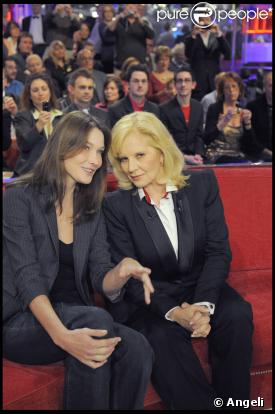 Carla Bruni et Sylvie Vartan durant l'émission Vivement Dimanche sur France 2 diffusée le 8 novembre 2009 à la télévision