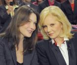 Carla Bruni et Sylvie Vartan durant l'émission Vivement Dimanche sur France 2 diffusée le 8 novembre 2009 à la télévision