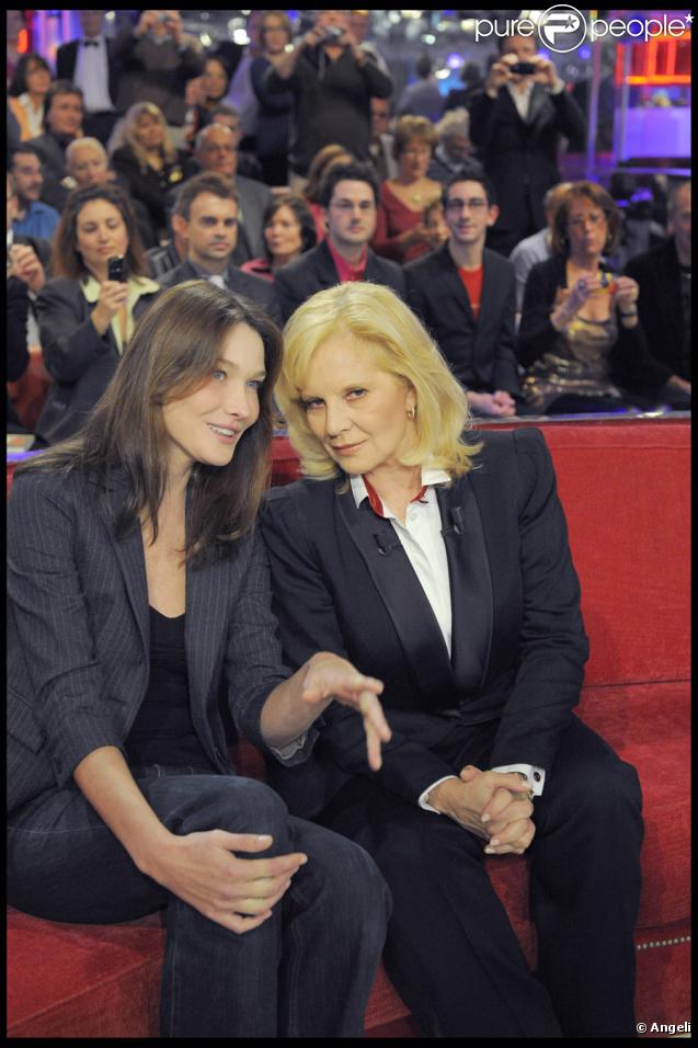 Carla Bruni et Sylvie Vartan durant l'émission Vivement Dimanche sur France 2 diffusée le 8 novembre 2009 à la télévision