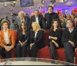 Sylvie Vartan entourée de Mika, Didier Barbelivien, Carla Bruni, Michel Drucker, Guillaume Gallienne, Emmanuelle Devos et François Cluzet durant l'émission Vivement Dimanche sur France 2 diffusée le 8 novembre 2009 à la télévision