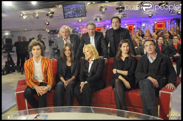 Sylvie Vartan entourée de Mika, Didier Barbelivien, Carla Bruni, Michel Drucker, Guillaume Gallienne, Emmanuelle Devos et François Cluzet durant l'émission Vivement Dimanche sur France 2 diffusée le 8 novembre 2009 à la télévision