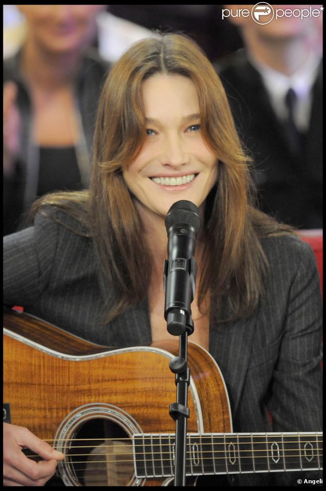 Carla Bruni durant l'émission Vivement Dimanche sur France 2 diffusée le 8 novembre 2009 à la télévision