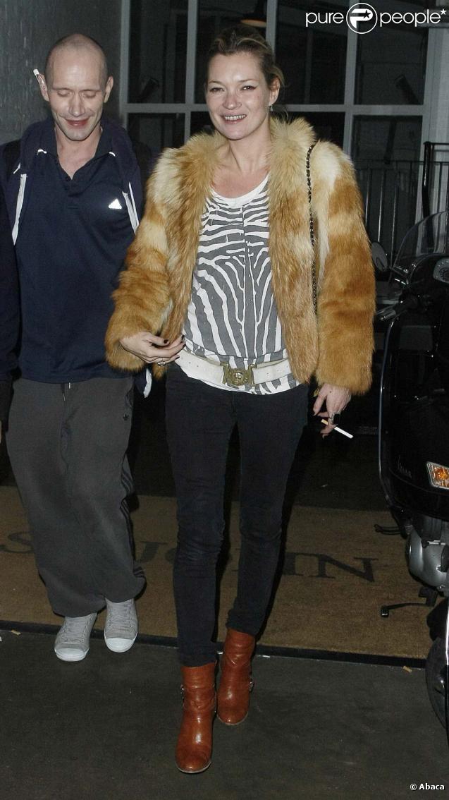 Kate Moss, vêtue de fourrure à la sortie d'un café londonien : la PETA va-t-elle grogner ?