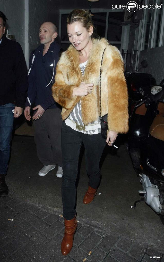 Kate Moss, vêtue de fourrure à la sortie d'un café londonien : la PETA va-t-elle grogner ?