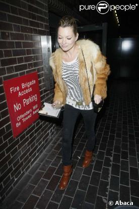Kate Moss, vêtue de fourrure à la sortie d'un café londonien : la PETA va-t-elle grogner ?