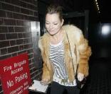 Kate Moss, vêtue de fourrure à la sortie d'un café londonien : la PETA va-t-elle grogner ?