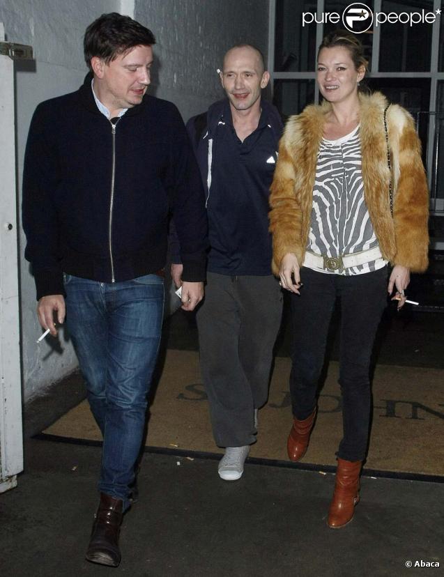 Kate Moss, vêtue de fourrure à la sortie d'un café londonien : la PETA va-t-elle grogner ?