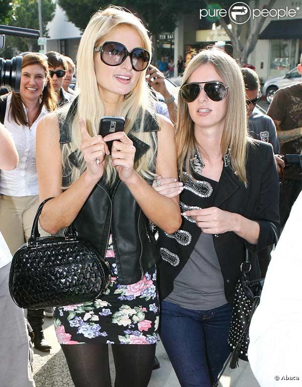Paris Hilton et sa soeur Nicky font du shopping jusqu'à plus soif