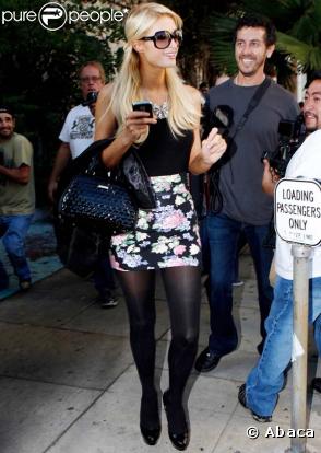 Paris Hilton et sa soeur Nicky font du shopping jusqu'à plus soif