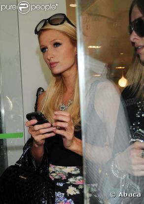 Paris Hilton et sa soeur Nicky font du shopping jusqu'à plus soif