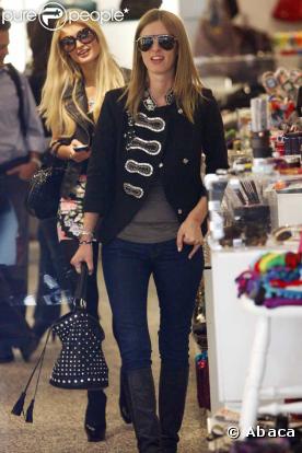 Paris Hilton et sa soeur Nicky font du shopping jusqu'à plus soif