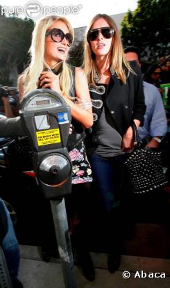 Paris Hilton et sa soeur Nicky font du shopping jusqu'à plus soif
