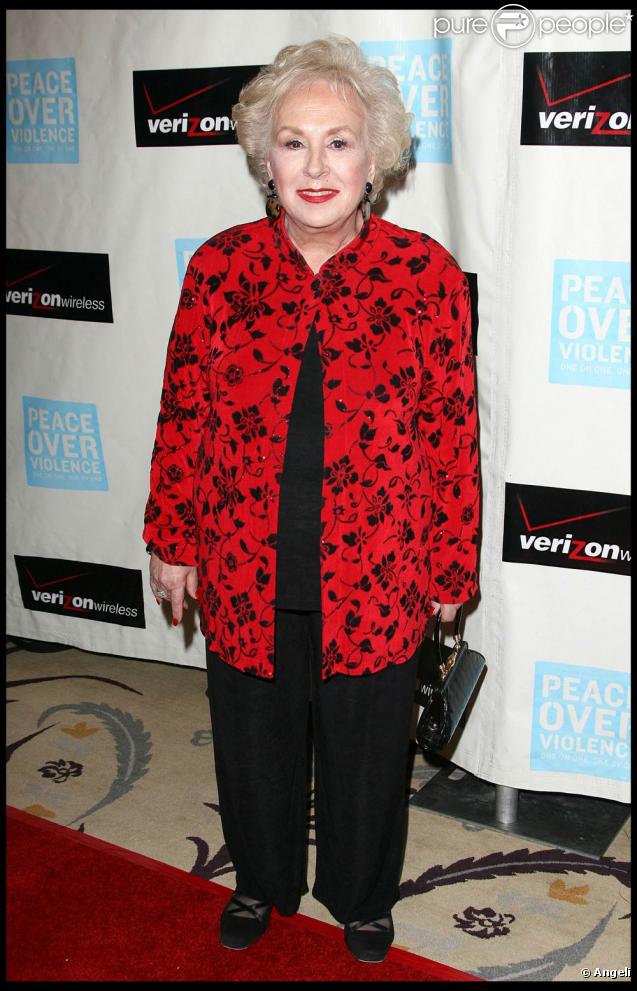 Doris Roberts lors des 38e Peace over Violence Humanitarian Awards