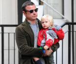 Naomi Watts de sortie avec son petit Alexander (dit Sasha), pendant que papa Liev s'occupe du cadet, Samuel, assis gentiment dans sa poussette.
