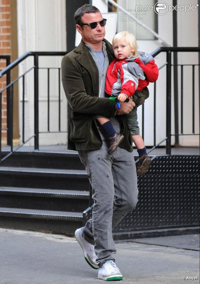 Naomi Watts de sortie avec son petit Alexander (dit Sasha), pendant que papa Liev s'occupe du cadet, Samuel, assis gentiment dans sa poussette.