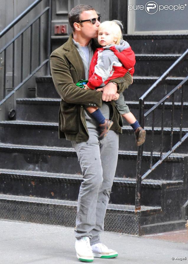 Naomi Watts de sortie avec son petit Alexander (dit Sasha), pendant que papa Liev s'occupe du cadet, Samuel, assis gentiment dans sa poussette.