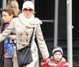 Naomi Watts de sortie avec son petit Alexander (dit Sasha), pendant que papa Liev s'occupe du cadet, Samuel, assis gentiment dans sa poussette.
