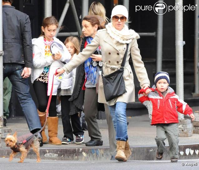 Naomi Watts de sortie avec son petit Alexander (dit Sasha), pendant que papa Liev s'occupe du cadet, Samuel, assis gentiment dans sa poussette.