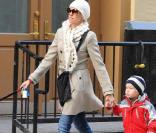 Naomi Watts de sortie avec son petit Alexander (dit Sasha), pendant que papa Liev s'occupe du cadet, Samuel, assis gentiment dans sa poussette.
