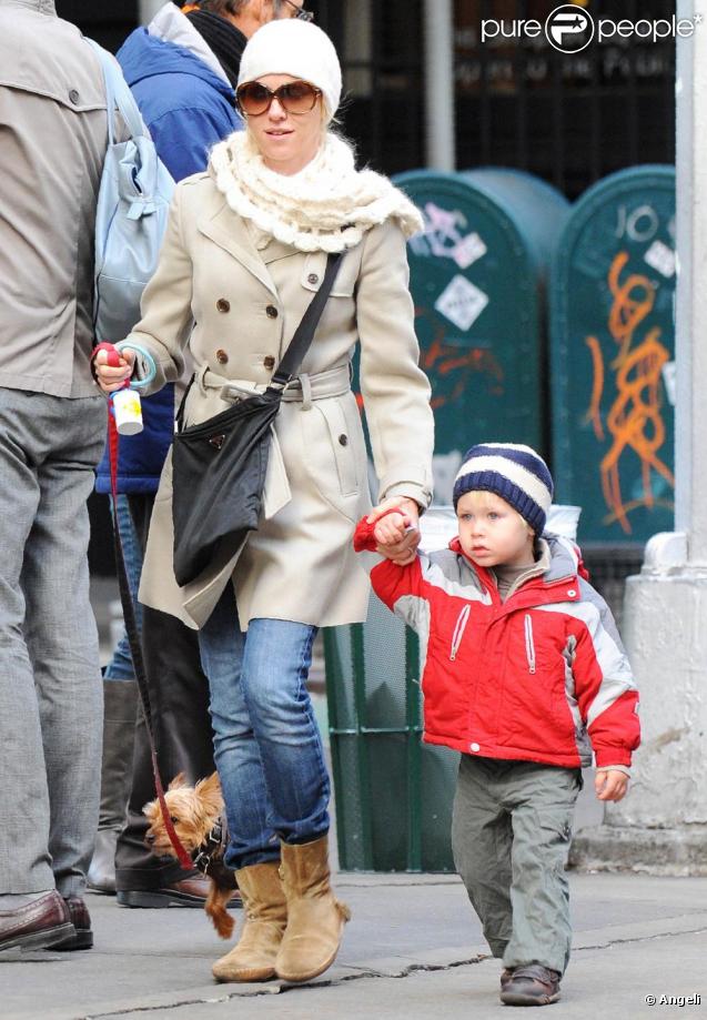 Naomi Watts de sortie avec son petit Alexander (dit Sasha), pendant que papa Liev s'occupe du cadet, Samuel, assis gentiment dans sa poussette.