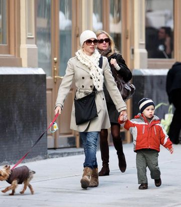 Naomi Watts de sortie avec son petit Alexander (dit Sasha), pendant que papa Liev s'occupe du cadet, Samuel, assis gentiment dans sa poussette.