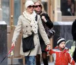 Naomi Watts de sortie avec son petit Alexander (dit Sasha), pendant que papa Liev s'occupe du cadet, Samuel, assis gentiment dans sa poussette.